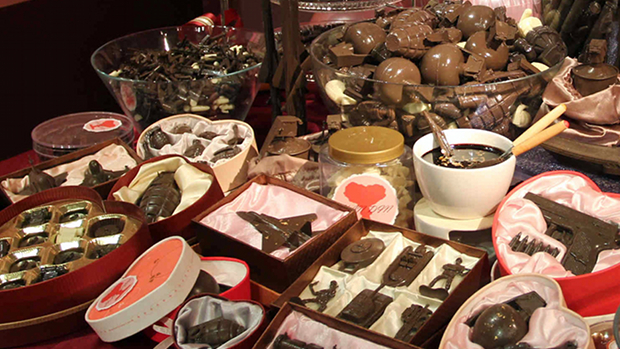 Tu-Wei-Cheng-Happy-Valentines-Day-2011-mixed-media-installation-700-x-700-cm-detail